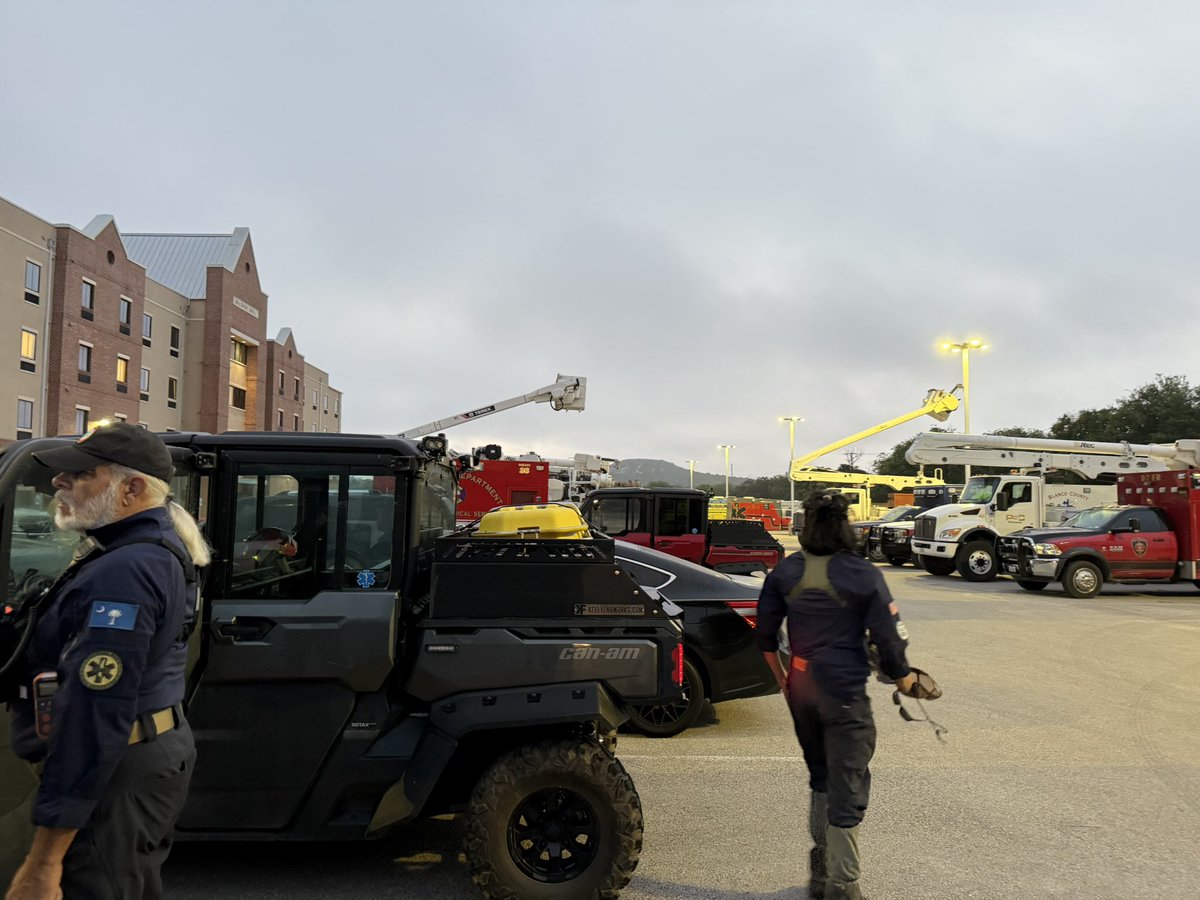 m3_melody's tweet image. Day 6 From the Piles
The team is here and working under a local Fire Department
We are slowly, but effectively making it down the river, clearing debris for the divers while we also search and map the area
This will take a very, very long time
Thank you for the 🙏