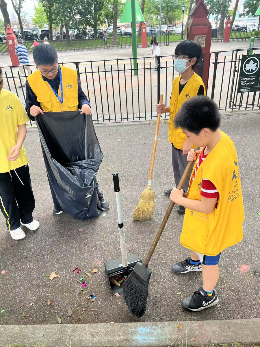 pcra_nyc's tweet image. 🌳☀️ Join us this summer every weekday to help keep our community clean. Our volunteers are up bright and early from 7 AM to 9 AM!
🔗 Book online: pcr.nyc/volunteerevents
#pcranyc #nonprofit #nonprofitorganization #leifericsonpark #nycparks