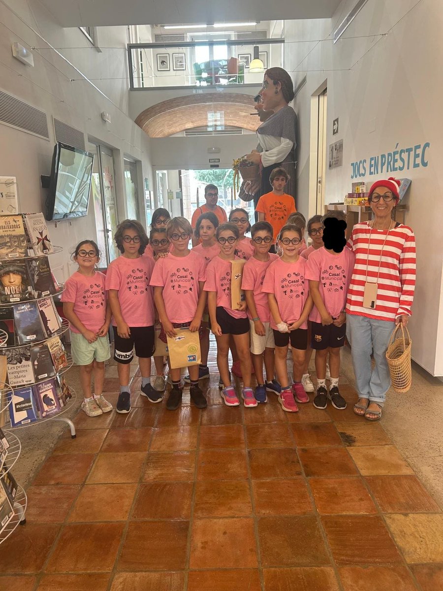 Avui amb el grup de 3r del Casal d'estiu, hem entrat al món de Wally per buscar objectes a l'escenari de l'era de la biblioteca, i també els hem representat fent mímica, sons, i inventant històries. I com ens agraden els llibres d'en Wally!!