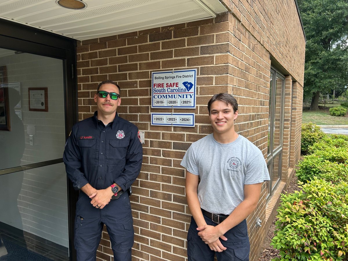 BSFD_Greenville's tweet photo. @BSFD_Greenville has updated our Fire Safe Community signs at all 4 stations!
Proud to be recognized for the 6th year in a row—a sign of our commitment to our community!
Thanks to our team, including LT Knapp & FF Miller!
#FireSafeCommunity @FireSafeSC #CommunityRiskReduction https://t.co/Nz3OtU4mOj