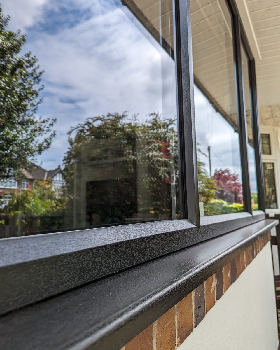 CRwindows1's tweet image. These black bay windows are all about bold, clean lines 👀

Built to last. Built to impress.

Oh, and they’re A-rated for energy efficiency too 💪

#baywindows #newwindows #bristol