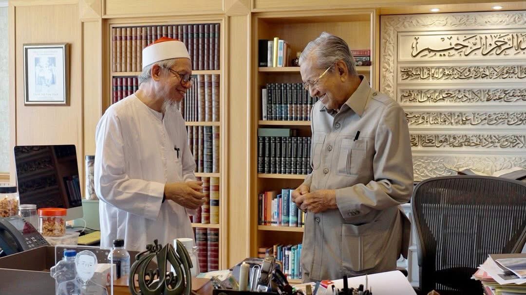 Alhamdulillah, segala puji bagi Allah yang memanjangkan usia seorang negarawan yang tidak sekadar mencipta sejarah, tetapi menjadi sebahagian daripada sejarah.

Hari ini, Tun Dr. Mahathir Mohamad genap 100 tahun. Satu abad usia, penuh warna dan getir zaman. Tun lahir pada 1925,