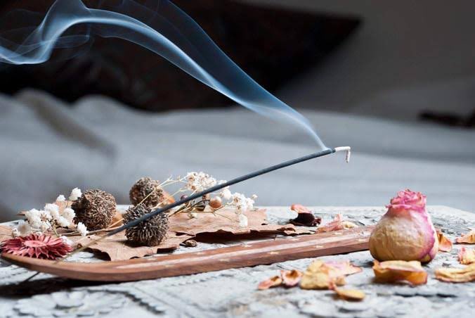 #PalabrasQueMeEncuentro
SAHUMAR
Dar humo aromático a algo para purificarlo o para que huela bien.

¿En qué situaciones se les ocurre poder usar este término?

(Lo encontré en recomendaciones de quemar laurel para la buena suerte… aunque descubrí que lo hago con clavo en casa)