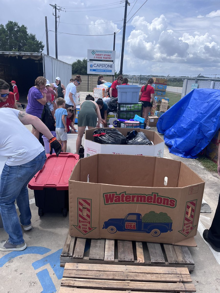 S_Snell's tweet image. Great turnout today to help unload supplies brought in by the Cajun Navy and Kiki Dugie. Special thanks to the Kemal police officers getting them here safely. @Unitedcajunnavy