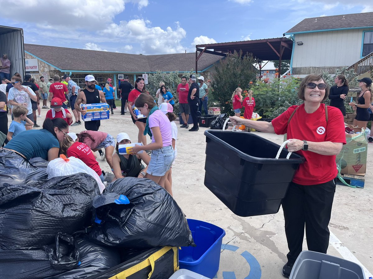 S_Snell's tweet image. Great turnout today to help unload supplies brought in by the Cajun Navy and Kiki Dugie. Special thanks to the Kemal police officers getting them here safely. @Unitedcajunnavy