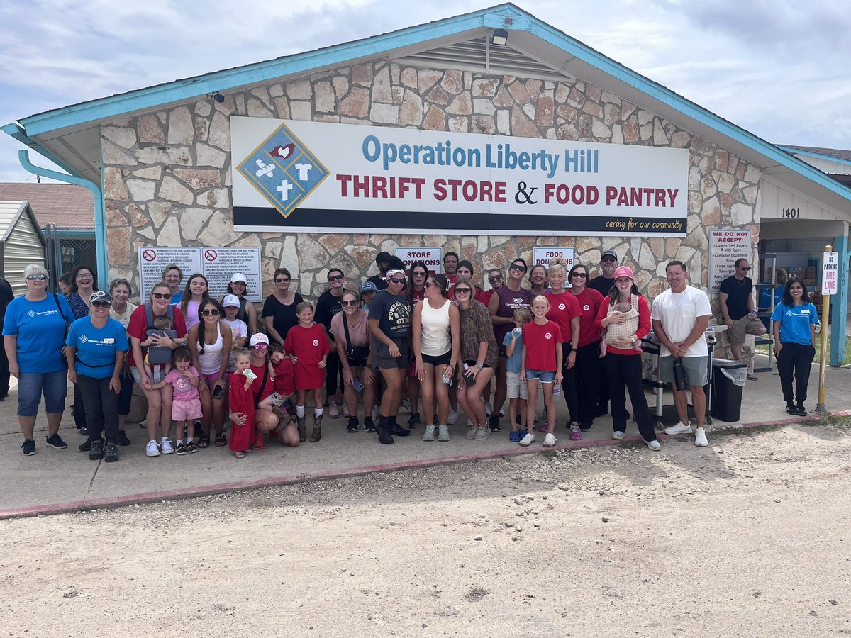 S_Snell's tweet image. Great turnout today to help unload supplies brought in by the Cajun Navy and Kiki Dugie. Special thanks to the Kemal police officers getting them here safely. @Unitedcajunnavy