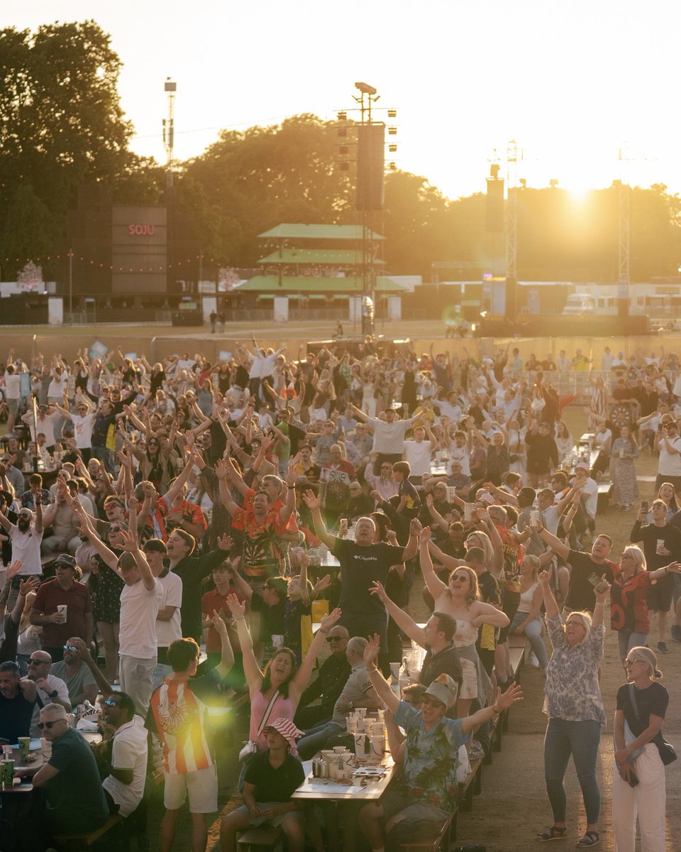 LukeTheNuke180's tweet image. Not every day you get to play darts in hyde park🎯 great to meet so many of you❤️
📸 Ellie Koepke