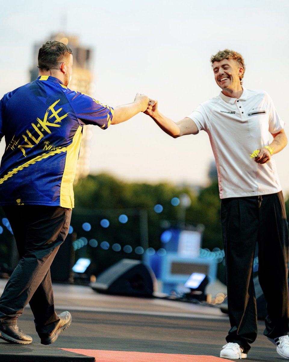 LukeTheNuke180's tweet image. Not every day you get to play darts in hyde park🎯 great to meet so many of you❤️
📸 Ellie Koepke