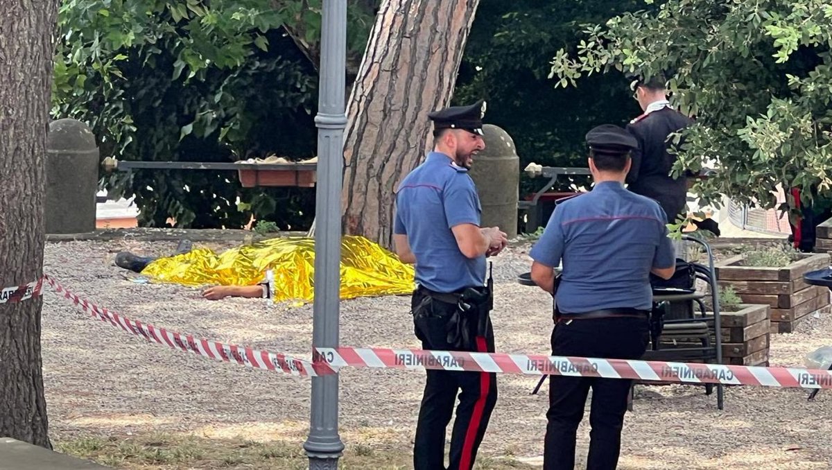 cpasdeslol_X's tweet image. 🇮🇹 Italie | Un éboueur de 62 ans a abattu l’assassin de son fils, libéré prématurément. Il a mené sa propre enquête, l’a retrouvé, échangé quelques mots… avant de sortir un revolver et de lui tirer une balle en plein cœur. Son fils avait été tué pour une dette de 25€. (RaiNews)