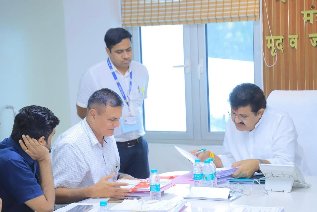 Team_SanjayR's tweet photo. आज मंत्रालयातील दालनात अमरावती जिल्ह्यातील मोर्शी तालुक्यातील जलसंधारणाच्या कामांसंदर्भात आढावा बैठक पार पडली.

यावेळी मोर्शी - वरुड विधानसभा क्षेत्राचे आमदार उमेश यावलकर, मृद व जलसंधारण विभागाचे सहसचिव पंडित जाधव यांच्यासह विभागाचे इतर अधिकारी उपस्थित होते. https://t.co/7vwflKfL38