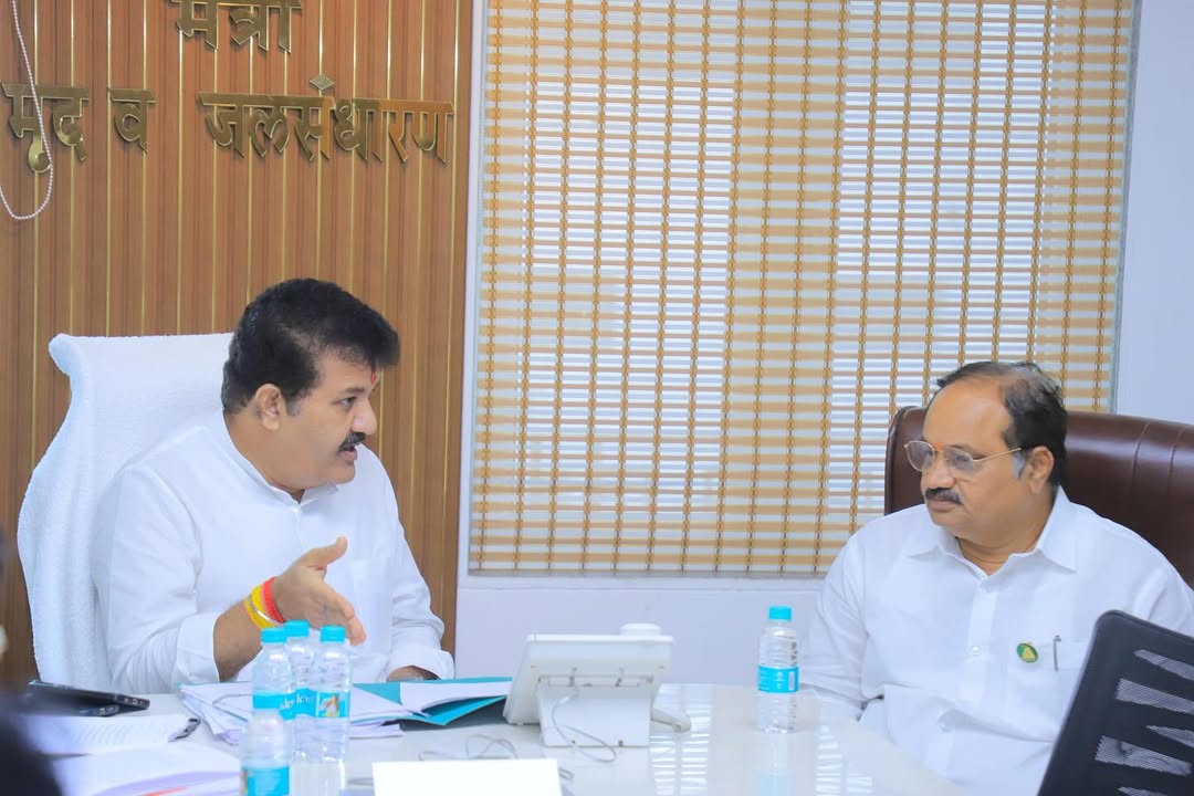 Team_SanjayR's tweet photo. आज मंत्रालयातील दालनात अमरावती जिल्ह्यातील मोर्शी तालुक्यातील जलसंधारणाच्या कामांसंदर्भात आढावा बैठक पार पडली.

यावेळी मोर्शी - वरुड विधानसभा क्षेत्राचे आमदार उमेश यावलकर, मृद व जलसंधारण विभागाचे सहसचिव पंडित जाधव यांच्यासह विभागाचे इतर अधिकारी उपस्थित होते. https://t.co/7vwflKfL38
