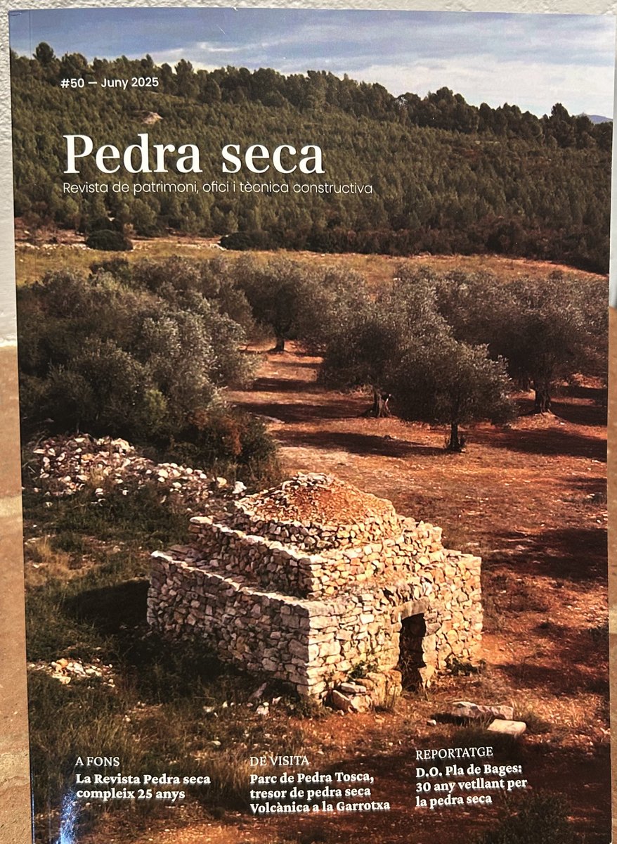 ftenc's tweet photo. La revista Pedra seca compleix 25 anys, la feina de recuperació ha estat ingent i queda molt camí per fer. Ara, Maite Oliva n’agafa la direcció. Hi trobareu rutes, notícies  i reportatges, com el del Parc de Pedra Tosca de Les Preses. Aquest estiu gaudim de la pedra seca. https://t.co/fxlRIcqnKu