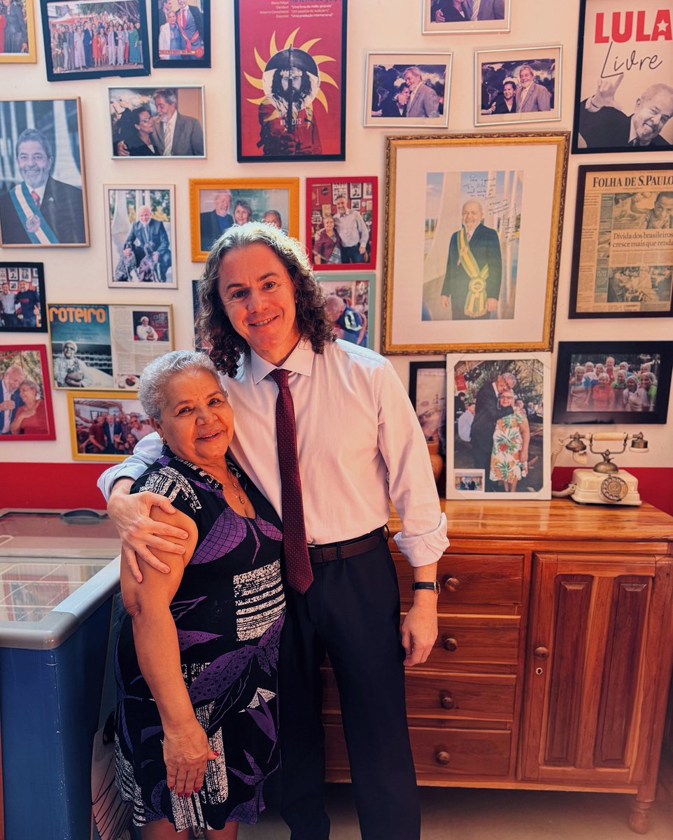 Hoje tive a alegria de reencontrar a querida Tia Zélia, figura muito estimada por muitos aqui em Brasília. 🌟

Conhecida pelo coração generoso e pelo tempero inconfundível, Tia Zélia comanda um restaurante acolhedor, onde a comida é boa e o papo, melhor ainda. Um encontro cheio