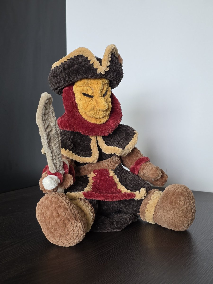 TentacleMakes's tweet image. Surprise last product for @SoTFest that was finished last minute by my gf!
Crocheted Servant of the Flame Shipmate plushie! ❤️🔥❤️🔥❤️🔥
He's one of a kind and is actually the first proper size crochet project of my gf (yes, she started this new hobby recently) I love it so much! 🥺