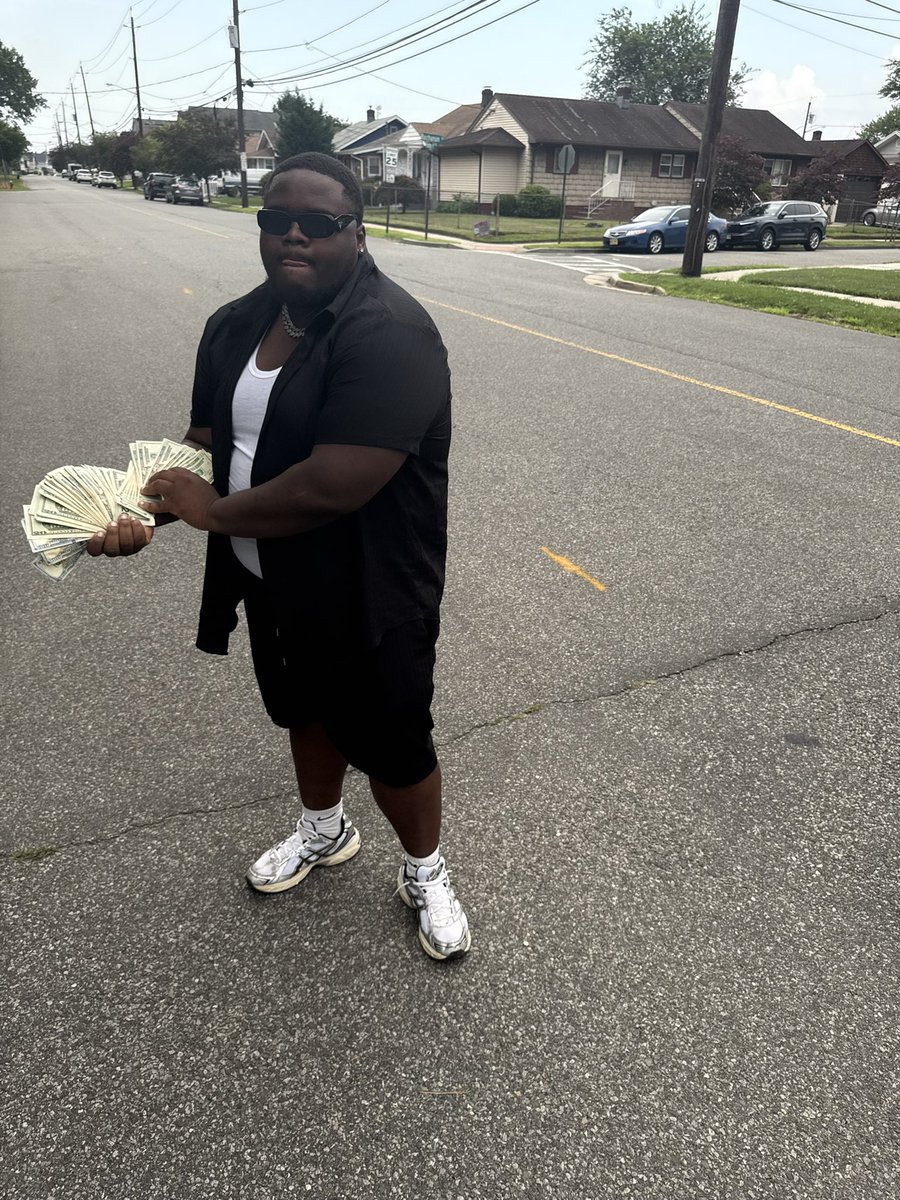 HuskyDaGeneral's tweet image. ⛹🏽‍♂️🐶