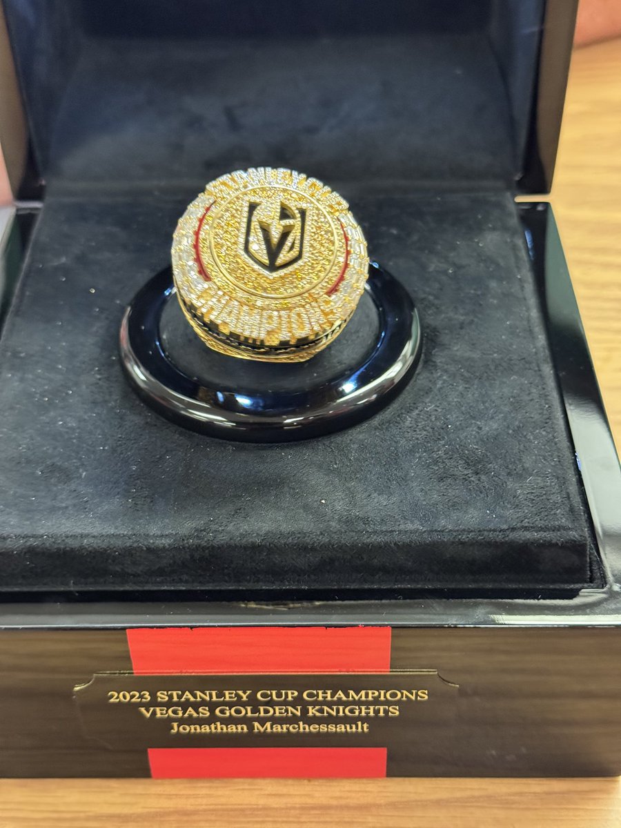 Les jeunes du camp de hockey du <a href="/tournoipeewee/">Pee-Wee Quebec</a> sont vraiment choyés. Conférence avec Jonathan Marchesseault. Il avait même apporté sa bague de la Coupe Stanley 🏆
<a href="/RogersFR/">Rogers FR</a>