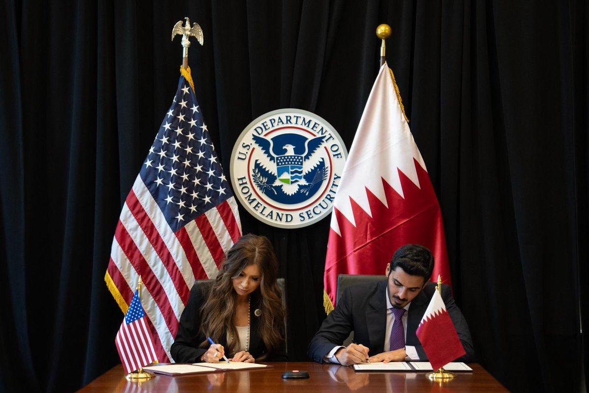 KHK's tweet image. بحثت مع سعادة السيدة كريستي نويم وزيرة الأمن القومي الأمريكية في واشنطن سبل تعزيز التعاون المتبادل والشراكة القائمة بين البلدين الصديقين ..
وأكدت خلال المباحثات على توجيهات سيدي حضرة صاحب السمو الأمير المفدى يحفظه الله نحو الأولوية التي يجب ان يحظى بها التعاون الأمني الثنائي.…