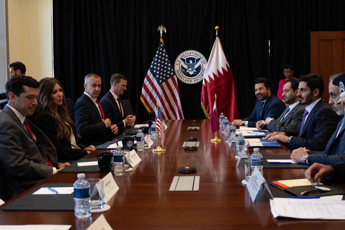 KHK's tweet image. بحثت مع سعادة السيدة كريستي نويم وزيرة الأمن القومي الأمريكية في واشنطن سبل تعزيز التعاون المتبادل والشراكة القائمة بين البلدين الصديقين ..
وأكدت خلال المباحثات على توجيهات سيدي حضرة صاحب السمو الأمير المفدى يحفظه الله نحو الأولوية التي يجب ان يحظى بها التعاون الأمني الثنائي.…