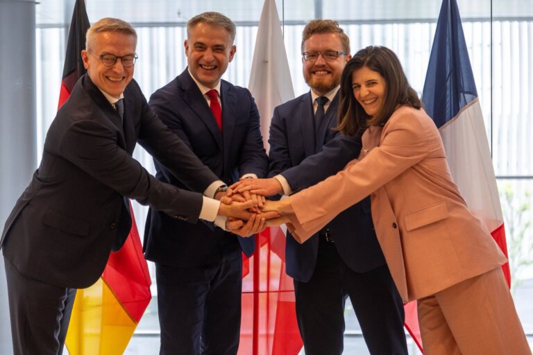 Paweł Badzio (@pawel_badzio) on Twitter photo "Cyfrowy Trójkąt Weimarski", który "rozważa" zamknięcie X i zamknięcie niewygodnych buzi na kłódkę. Jest się z czego cieszyć ministrze <a href="/KGawkowski/">Krzysztof Gawkowski</a> bo z  innych rzeczy w cyfryzacji cieszyć się Panu nie wypada. "Cyfrowy Trójkąt Weimarski", który "rozważa" zamknięcie X i zamknięcie niewygodnych buzi na kłódkę. Jest się z czego cieszyć ministrze <a href="/KGawkowski/">Krzysztof Gawkowski</a> bo z  innych rzeczy w cyfryzacji cieszyć się Panu nie wypada.