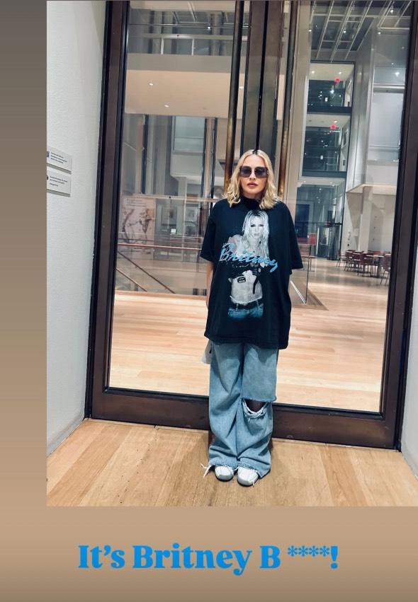 _ItsBritneyMeme's tweet image. Madonna wearing a Britney Spears tshirt, July 2025.