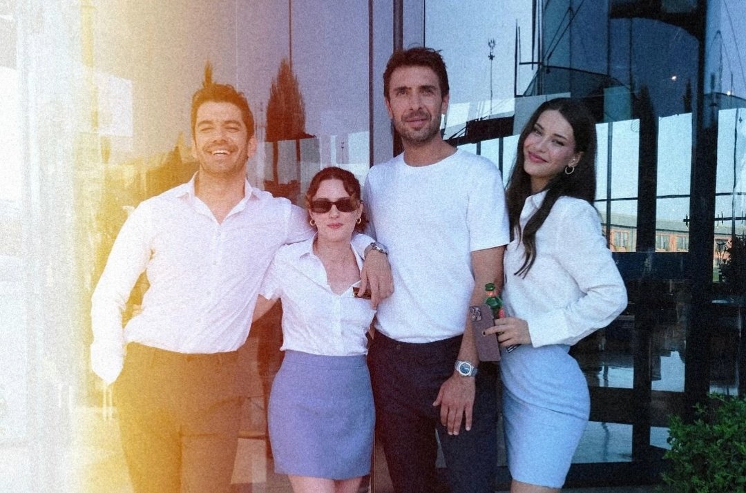 Uzun haftalar bu karelerden gelebilirdi.
Serkan Tınmaz, Seren Şirince, Ulaş Tuna Astepe, Devrim Özkan...
#NilKaan #ÇiftKişilikOda