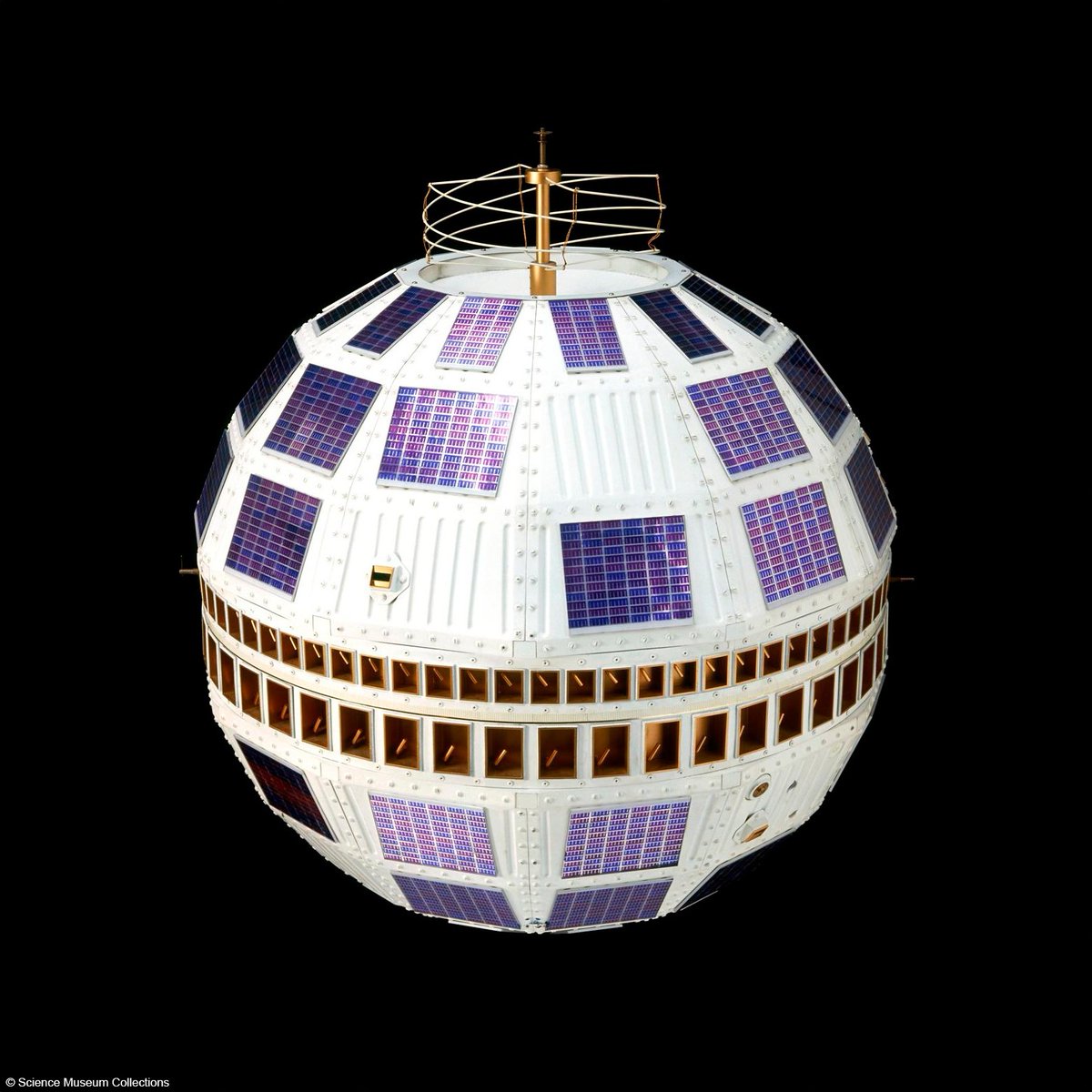 历史上的今天1962年7月10日，人类发射首颗主动式通讯卫星🛰️ 电星1号是是第一颗人造通讯卫星和第一颗被设计来传送电话和高速数据通讯的卫星，由美国 国家航空航天局发射，其投入使用实现了美国和欧洲之间的电视图像实时传输。 #科技史