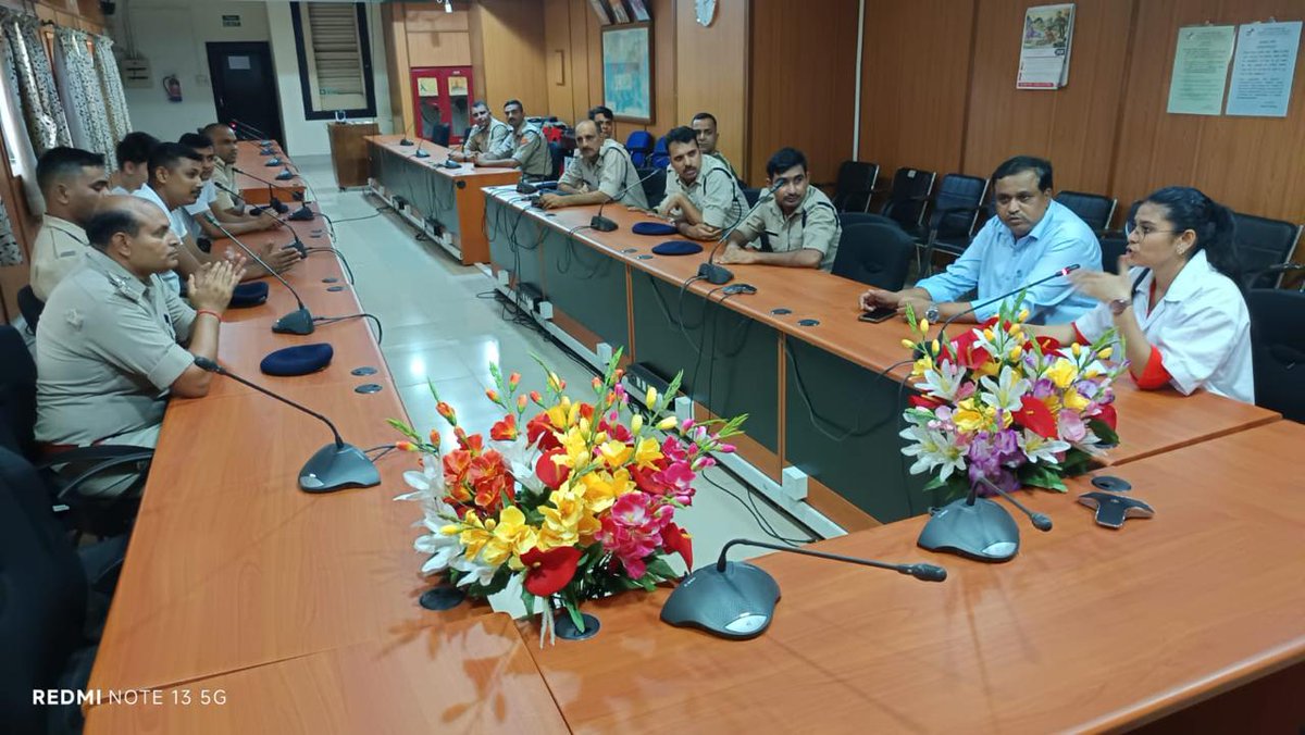 CISFWest's tweet photo. कर्तव्य के मैदान में हर पल कीमती होता है। प्राथमिक उपचार केवल एक कौशल नहीं, जीवन बचाने की शक्ति है। CISF के लिए यह तैयार रहने का पहला कदम है।चिकित्सा कर्मचारियों द्वारा CISF जवानों के लिए एक प्राथमिक उपचार कक्षा आयोजित की गई।#FirstAidClass @CISFHQrs https://t.co/4qvGUnEym0