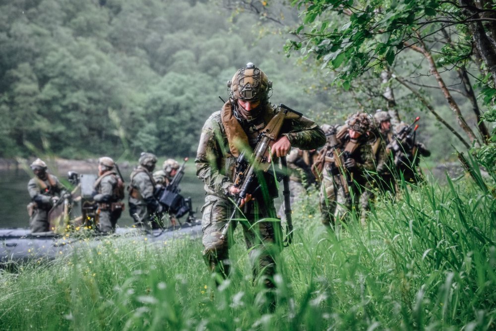 Quelque 300 militaires 🇧🇪, issus du 3e Bataillon de Parachutistes (3 Para) et des unités de soutien, ont pris la direction de Bergen 🇳🇴, pour l’exercice Yellow Condor 2025. Une phase de test pour développer la capacité fluviale des para-commandos beldefnews.mil.be/le-3-para-en-n…