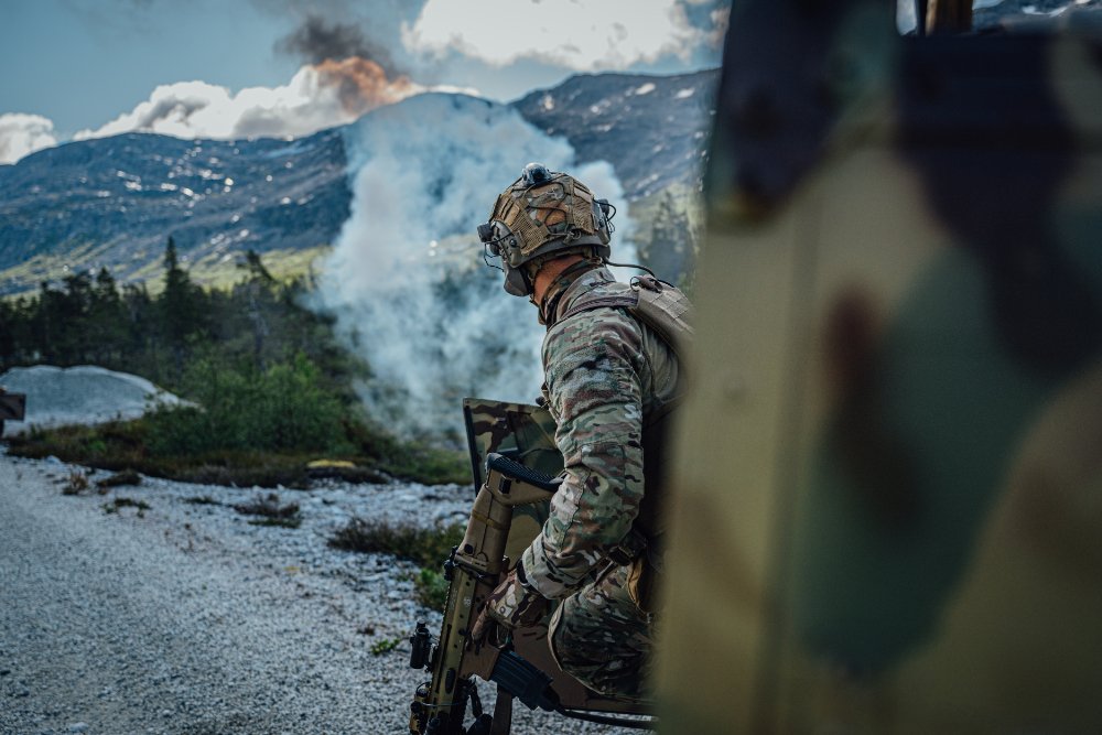 Zo’n 300 🇧🇪 militairen van het 3e Bataljon Parachutisten (3 Para) en ondersteunende eenheden nemen deel aan de oefening Yellow Condor 2025 in Bergen 🇳🇴. Een testfase voor de ontwikkeling van de riviercapaciteit van de paracommando’s beldefnews.mil.be/3-para-in-noor…