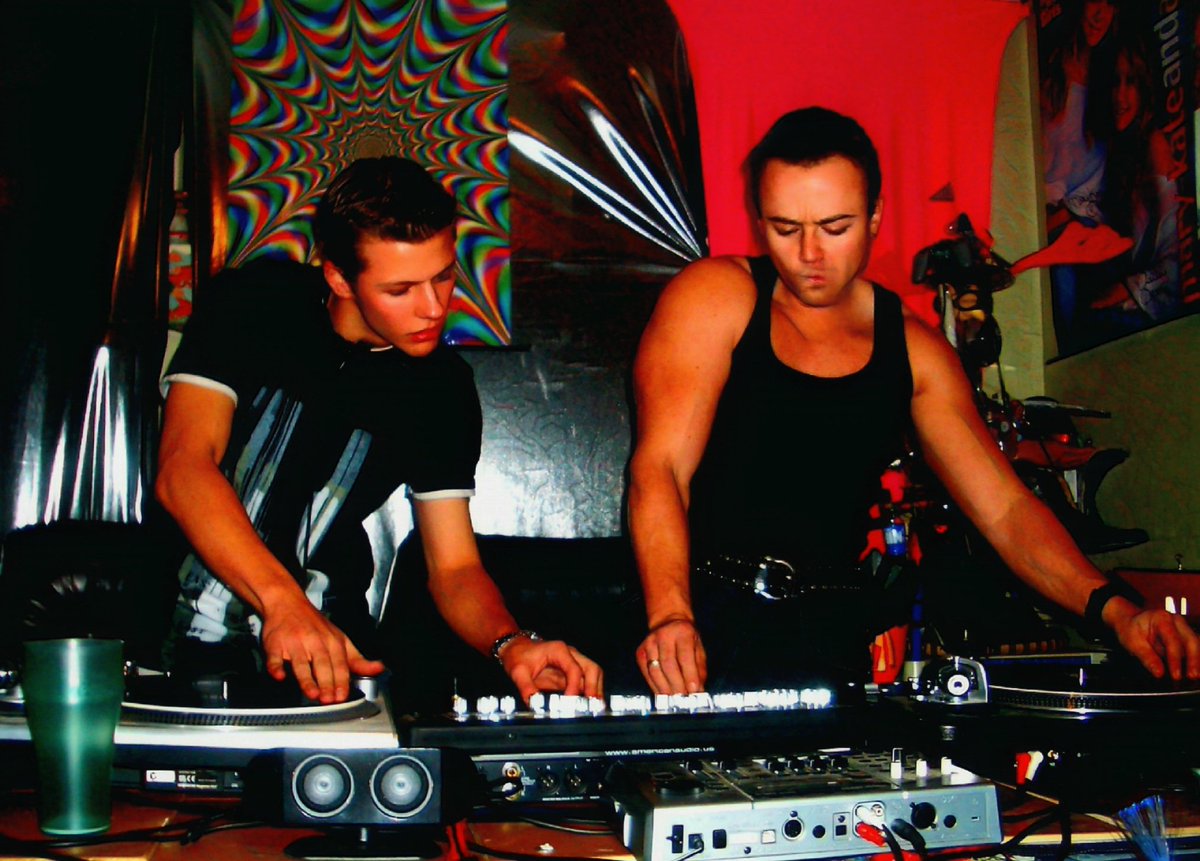 #DJ #AmericanAudio #CDJ #Numark #Rave #PLURR 
Many a weekend either B4 or After a rave we'd always end up in my studio having a mix.. miss those days..met so many incredible ppl &amp; my BFFs from these times.