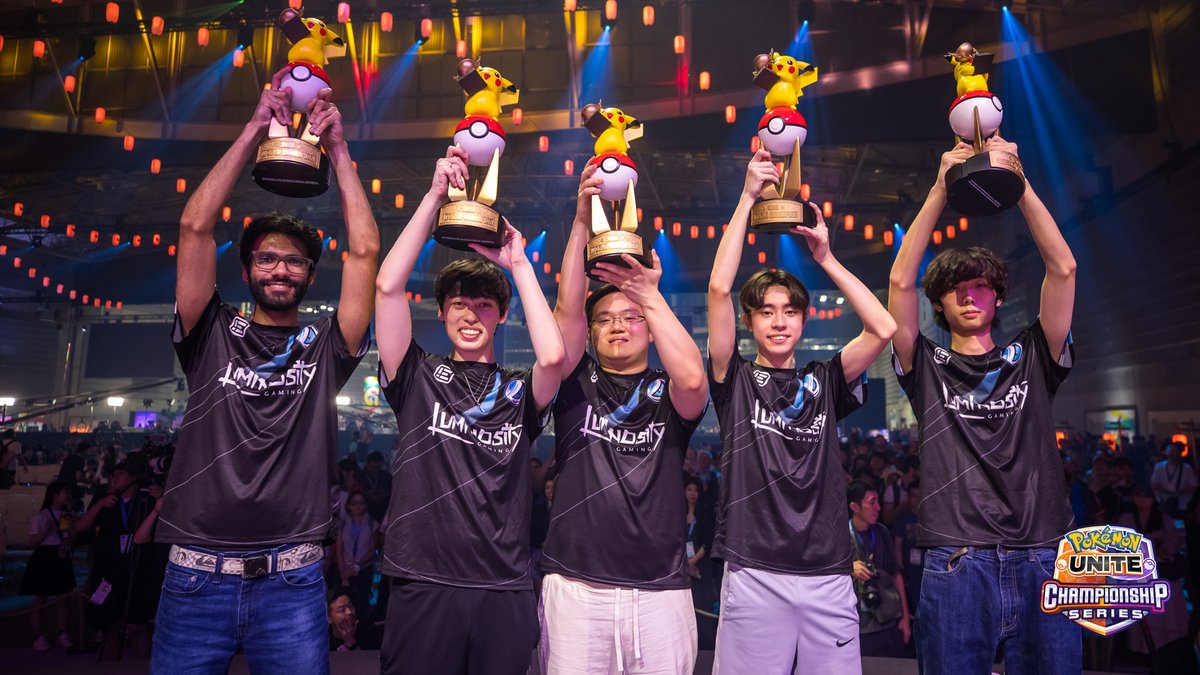 UniteEsports's tweet image. 2022: BLVKHVND
2023: @Luminosity
2024: @FENNEL_official
2025: ❓❓❓
Who's YOUR pick to earn the title of World Champions next month? 🏆
#PokemonUNITE | #UNITEesports