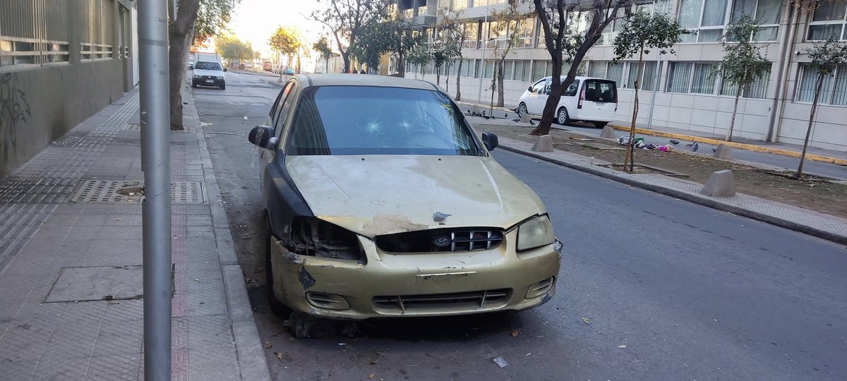 Batuzai18's tweet photo. @Muni_Stgo me pueden ayudar por favor, hace más de 2 semanas, que hay un auto estacionado al parecer abandonado en la calle Raulí, entre Argomedo y Antonio Ricaurte. El auto es un Hyundai, patente UY-5368. ¿Qué se puede hacer para retirarlo? https://t.co/Uitz4YnADZ