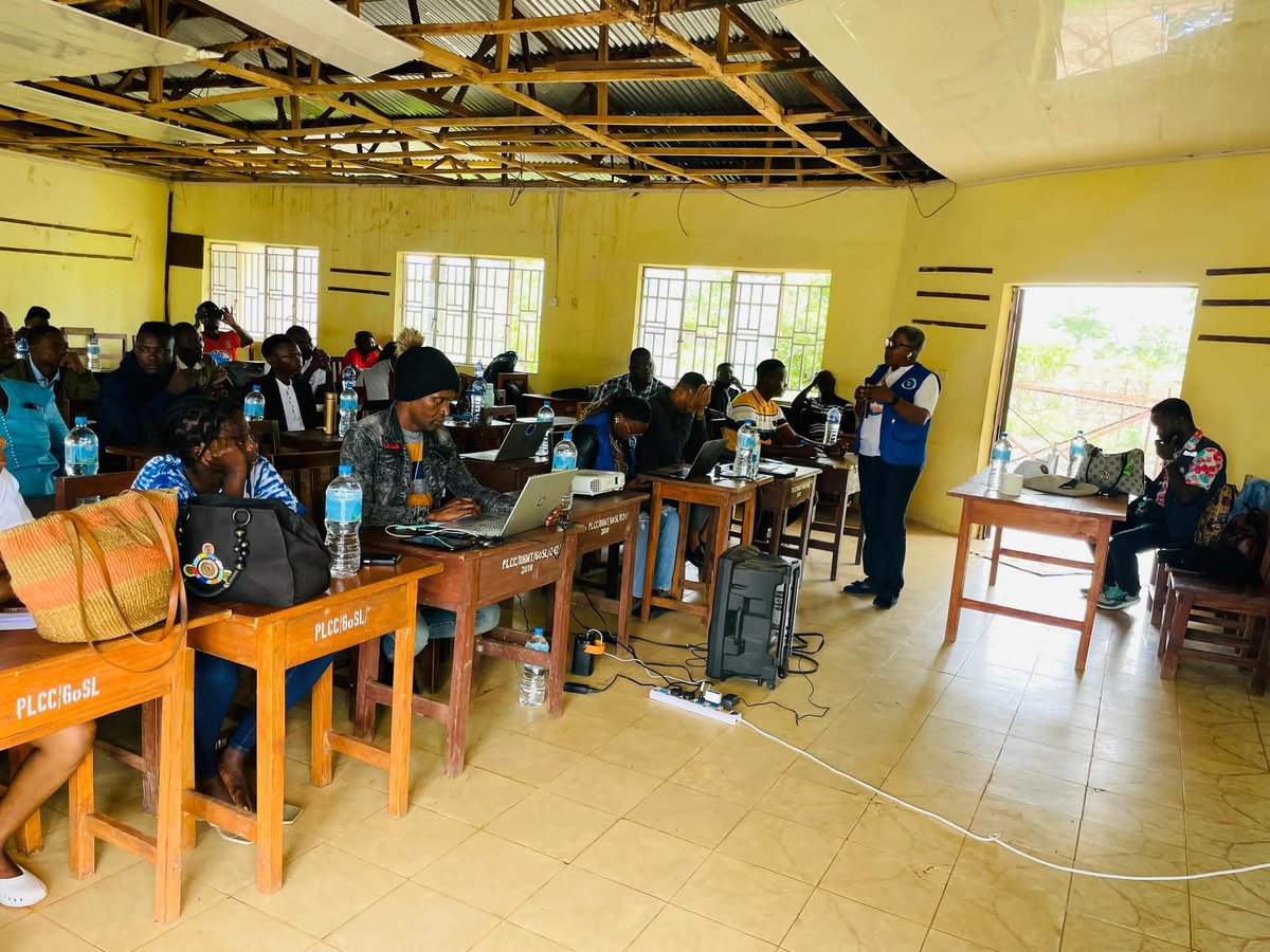 WHOSierraLeone's tweet image. The national and district response teams, with support from WHO & partners, are rolling out orientation on the enhanced mpox response strategy across all 16 districts. This effort equips DHMTs, chiefdom supervisors, and clinicians to strengthen the response and stop the outbreak.
