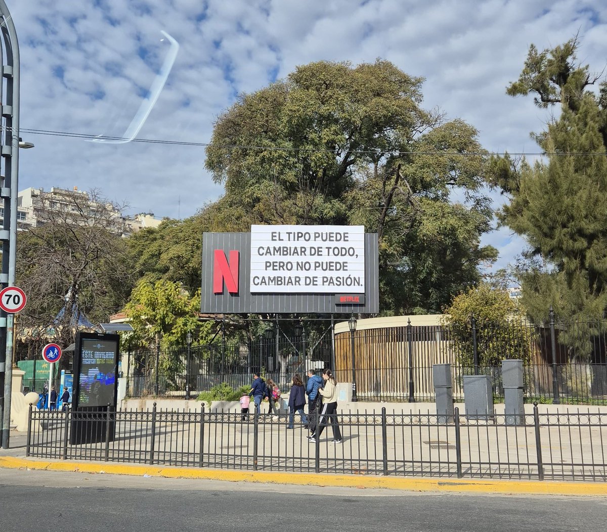 "EL TIPO PUEDE CAMBIAR DE TODO, PERO NO PUEDE CAMBIAR DE PASIÓN" 💙

👉 #Racing y #Netflix como parte del lanzamiento de la campaña de socios.