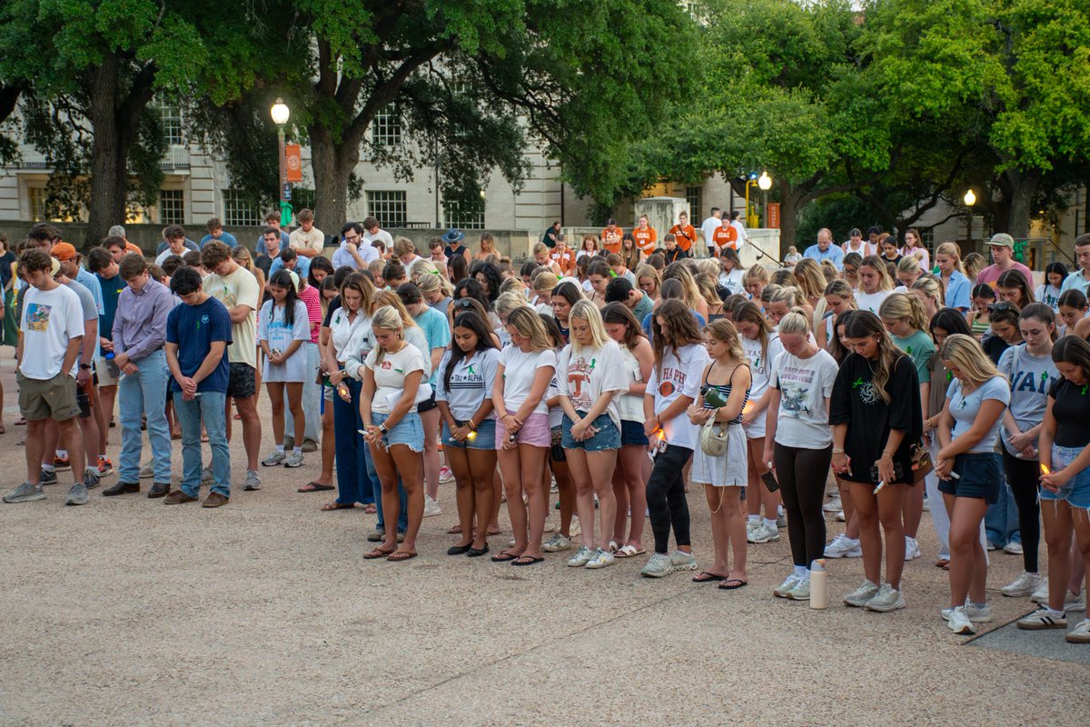 UTDoS's tweet image. Students came together last night on the steps of the UT Tower to remember those lost & still missing in the Central Texas flooding. The vigil, organized by students for their fellow Longhorns & alumni, brought members of the community together in a shared moment of reflection 🧡