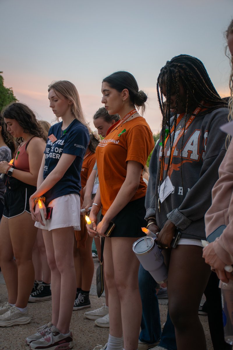 UTDoS's tweet image. Students came together last night on the steps of the UT Tower to remember those lost & still missing in the Central Texas flooding. The vigil, organized by students for their fellow Longhorns & alumni, brought members of the community together in a shared moment of reflection 🧡