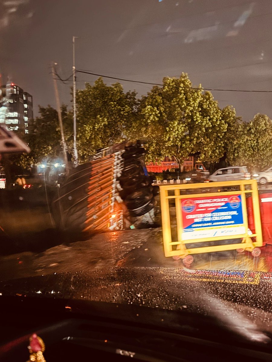 #Gurgaon #Gurugram 
- एसपीआर पर अमेरिकन एक्सप्रेस बिल्डिंग के सामने सड़क का बड़ा हिस्सा धंसा, डंपर पलट गया।
- इस सड़क पर <a href="/OfficialGMDA/">GMDA</a> की तरफ से 105 करोड़ की लागत से बरसाती नाला बनाया जा रहा है। 
<a href="/cmohry/">CMO Haryana</a> <a href="/NayabSainiBJP/">Nayab Saini</a> <a href="/RaoNarbir/">Rao Narbir Singh</a>