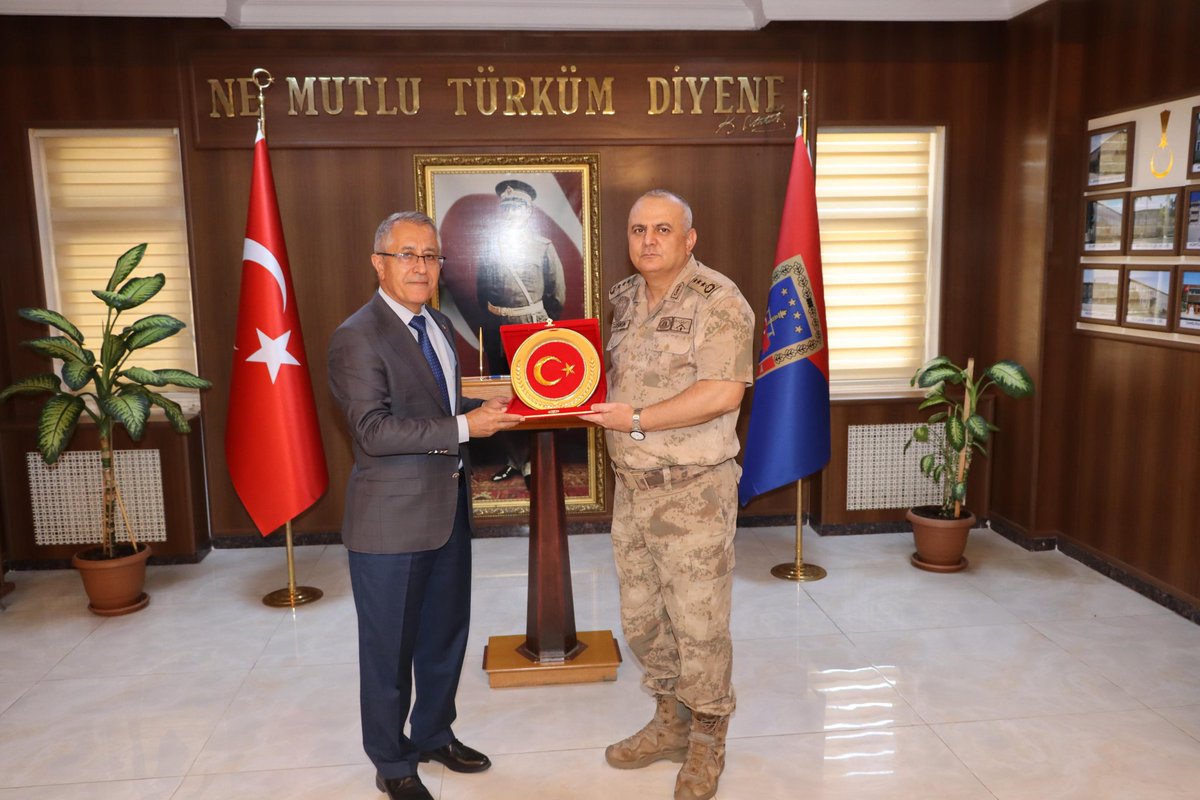 Janasvak's tweet photo. Kilis JAV İl Temsilcilik toplantısı İl Jandarma Komutanı J.Alb. Halil Coşkun, JAV Genel Müdürümüz Mehmet Boyraz, Temsilcilikler Müdürü İsmail Karaca, temsilcilik üyeleri, değerli bagışçımızin katılımıyla gerçekleştirilmiştir.
Hayırlı hizmetlere vesile olmasını dileriz. https://t.co/PGw9d9oJS2