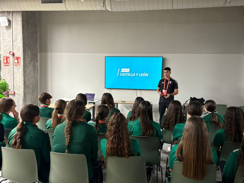 🧵/🎯 𝐄𝐋 𝐃𝐄𝐒𝐀𝐅Í𝐎 𝐌𝐄𝐍𝐓𝐀𝐋 𝐃𝐄𝐋 𝐄𝐍𝐓𝐑𝐄𝐍𝐀𝐃𝐎𝐑 𝐄𝐍 𝐒𝐄𝐌𝐀𝐍𝐀 𝐃𝐄 𝐂𝐎𝐌𝐏𝐄𝐓𝐈𝐂𝐈Ó𝐍

Ser entrenador no es solo poner un once.

Es sostener la presión, gestionar emociones y tomar decisiones cada hora.

Un viaje mental que pocos ven... pero todos sienten