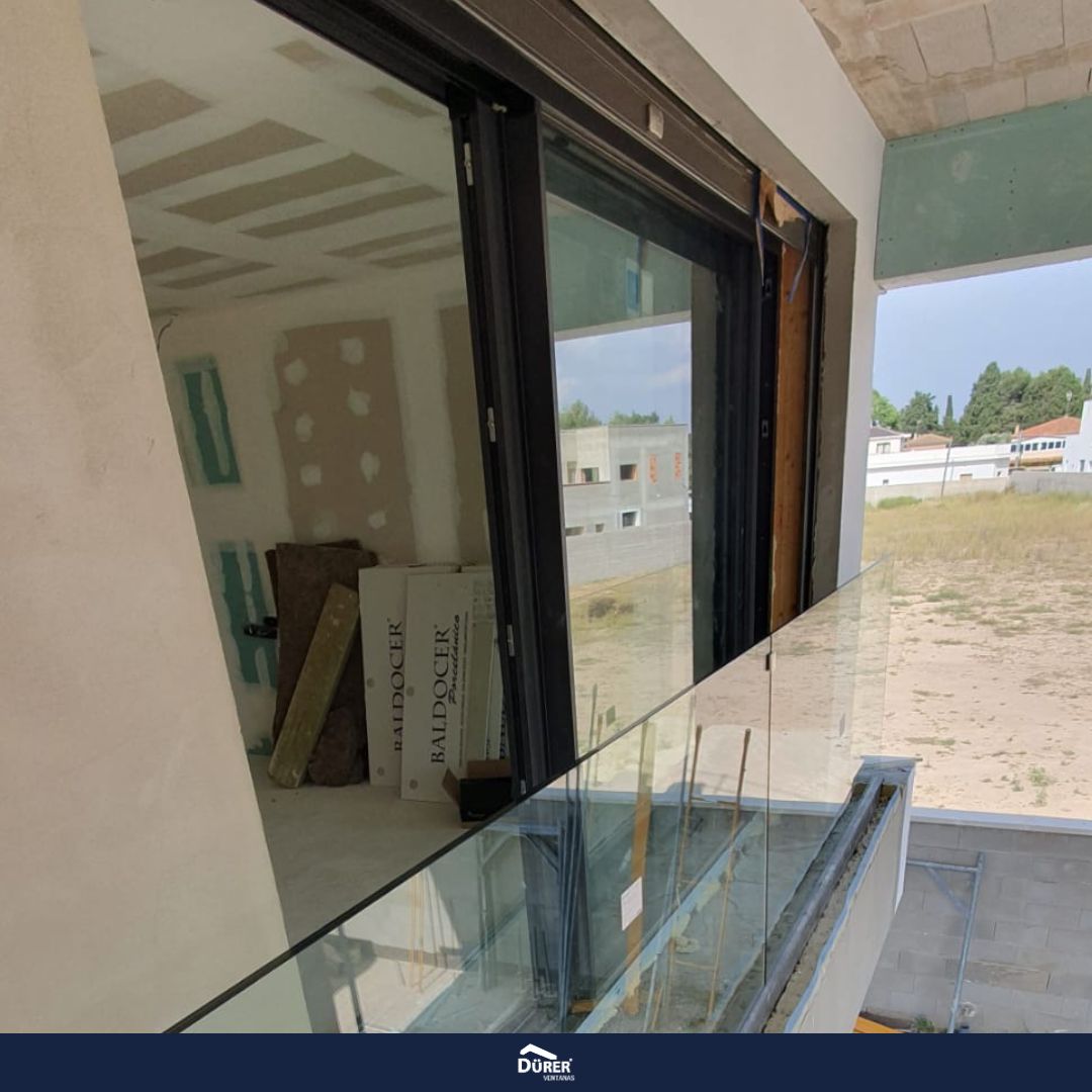 Tecnología y seguridad en una vivienda en Albacete.⁣
✅Sistema en corredera Dürer con acabado 7022 texturado y vidrios guardian. Todo el proyecto incorpora hoja oculta RPT 70mm, cajón túnel oculto motorizado y manilla oculta, instalando un muro cortina con vidrio de seguridad.⁣