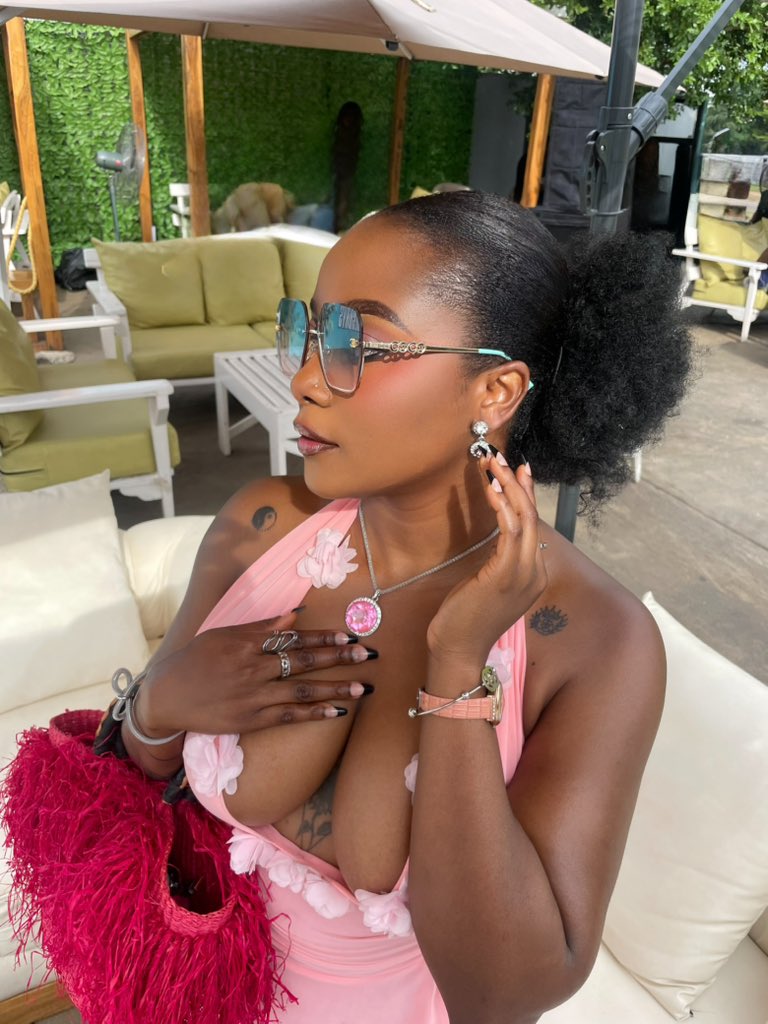 thequeenze's tweet photo. Thanks to the sun for the glow and @ofeofficial_  for the dress 💕 https://t.co/1ZxilQ20et