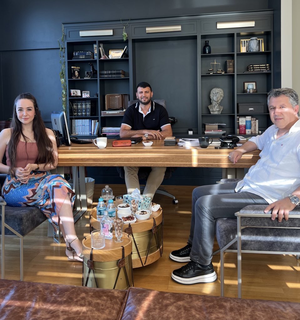 tuba_tuuuba's tweet photo. İttifak sürecinde birlikte ilçe başkanlığı
görevini yürüttüğümüz kıymetli yol
arkadaşımız, Avukat Yener Bey’in kendi
hukuk ofisi Parlak Hukuk Danışmanlık’ta
bizleri ağırlamasıyla yeniden bir araya
gelmek bizler için çok değerliydi. 

Saadet, Gelecek ve Deva Partisi’nin
o dönemdeki ilçe başkanları olarak
dostluğumuzu aynı samimiyetle
sürdürüyoruz. 

Çünkü mesele partiler değil; o partilerin
içinde yer alan karakterli insanların varlığıdır.

Ülkemizin asıl ihtiyacı da bu:
Samimiyetle çalışan, iyi niyetli
insanların çoğalması.

Şahsi çıkar peşinde koşanlar değil!
Gerçek değer katanlar çoğunlukta olsun!
@avyenerparlak @fshtaybar
