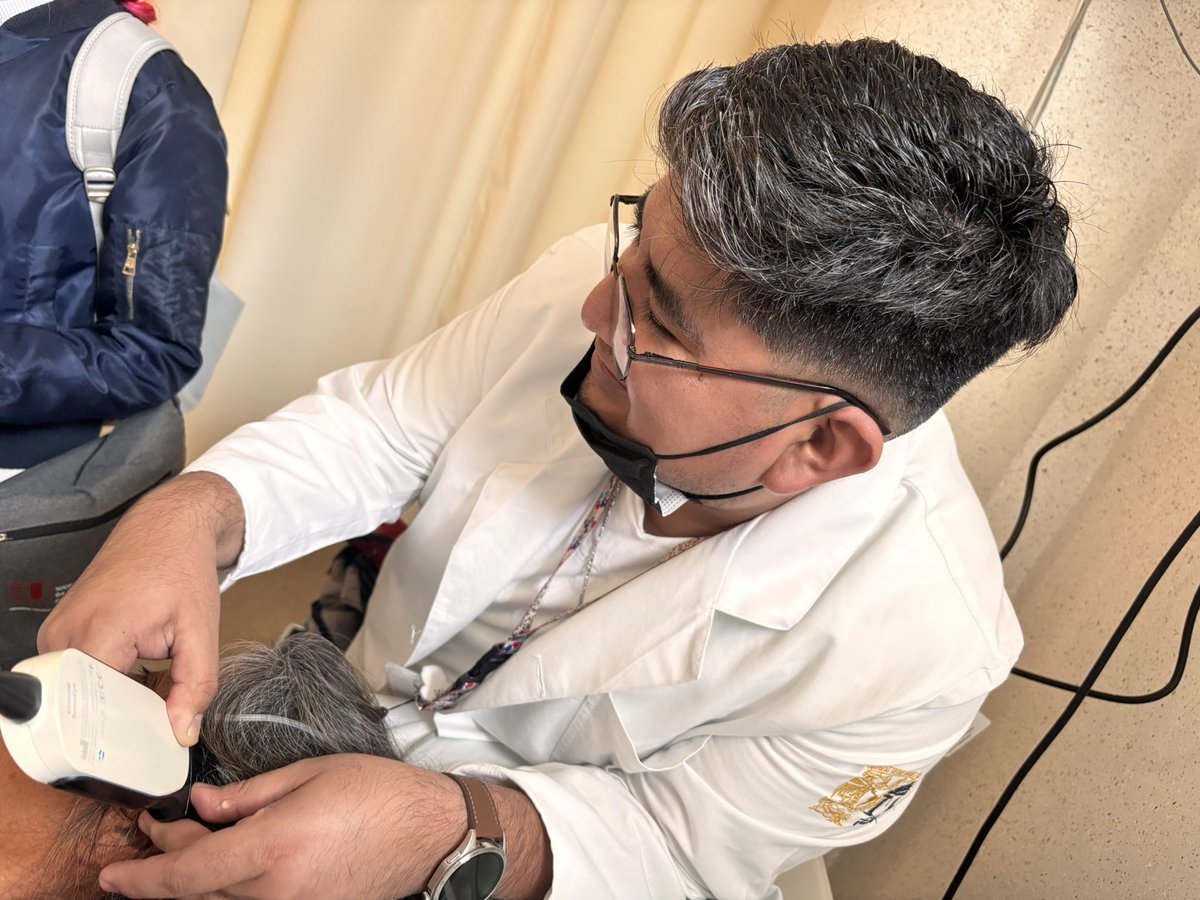 Dr_Dive's tweet photo. #Neurosonografia #HGT con un equipo #Handheld, en este caso #CHISON #Sonoeye. No pudimos hacer #DTC pero nos permitió evaluar línea media, identificación de hemorragia, DVNO, pupila y Doppler de carótidas; además de la necesaria evaluación 🫀. Ustedes ¿tienen algún protocolo diferente?
@sonoeye @chisonmedical