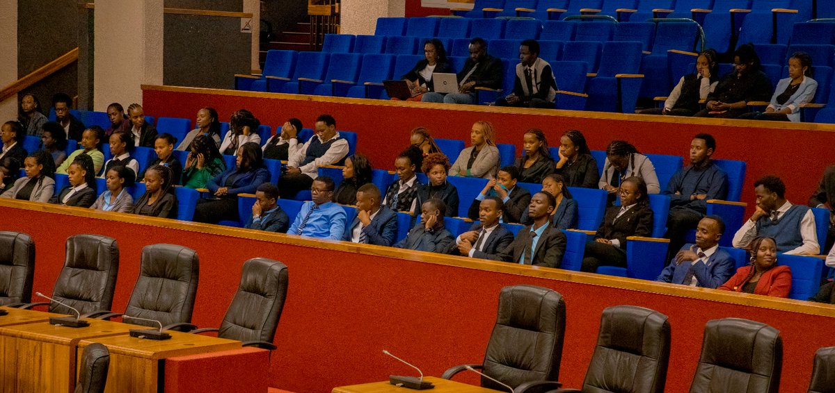Uyu munsi ihuriro ry'Abanyeshuri biga amategeko muri #UNILAK ryasuye inteko ishinga amategeko ,Umutwe w'Abadepite mu rwego rwo gukomeza kwiyungura ubumenyi.<a href="/unilak_rwanda/">UNILAK_Rwanda</a> <a href="/RwandaParliamnt/">Rwanda Parliament</a> <a href="/DomitillaM2/">Domitilla MUKANTAGANZWA</a>