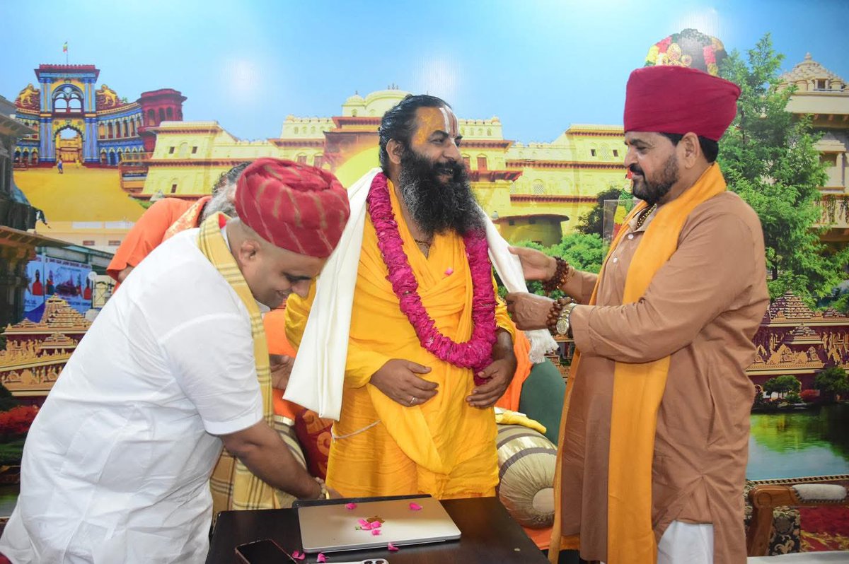 b_bhushansharan's tweet photo. आज आयोध्या नगरी के गोला घाट श्री हनुमत निवास अंतर्गत पूज्य महंत श्री मिथिलेश नंदिनी शरण जी महाराज के श्री सम्मुख उपस्थित होकर उनका पावन सानिध्य प्राप्त किया ।।

#Ayodhya #UP #Brijbhushansharansingh https://t.co/FaOyShBkNX