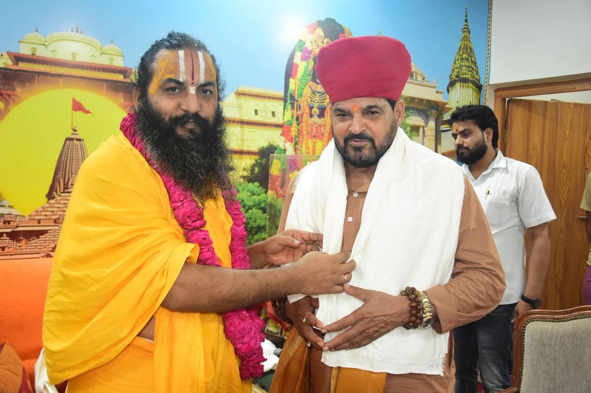 b_bhushansharan's tweet photo. आज आयोध्या नगरी के गोला घाट श्री हनुमत निवास अंतर्गत पूज्य महंत श्री मिथिलेश नंदिनी शरण जी महाराज के श्री सम्मुख उपस्थित होकर उनका पावन सानिध्य प्राप्त किया ।।

#Ayodhya #UP #Brijbhushansharansingh https://t.co/FaOyShBkNX