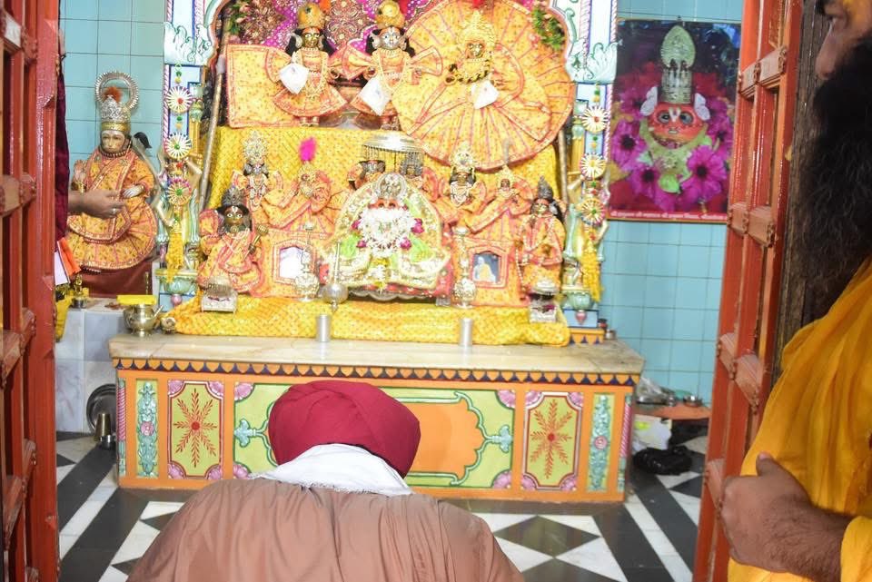b_bhushansharan's tweet photo. आज आयोध्या नगरी के गोला घाट श्री हनुमत निवास अंतर्गत पूज्य महंत श्री मिथिलेश नंदिनी शरण जी महाराज के श्री सम्मुख उपस्थित होकर उनका पावन सानिध्य प्राप्त किया ।।

#Ayodhya #UP #Brijbhushansharansingh https://t.co/FaOyShBkNX