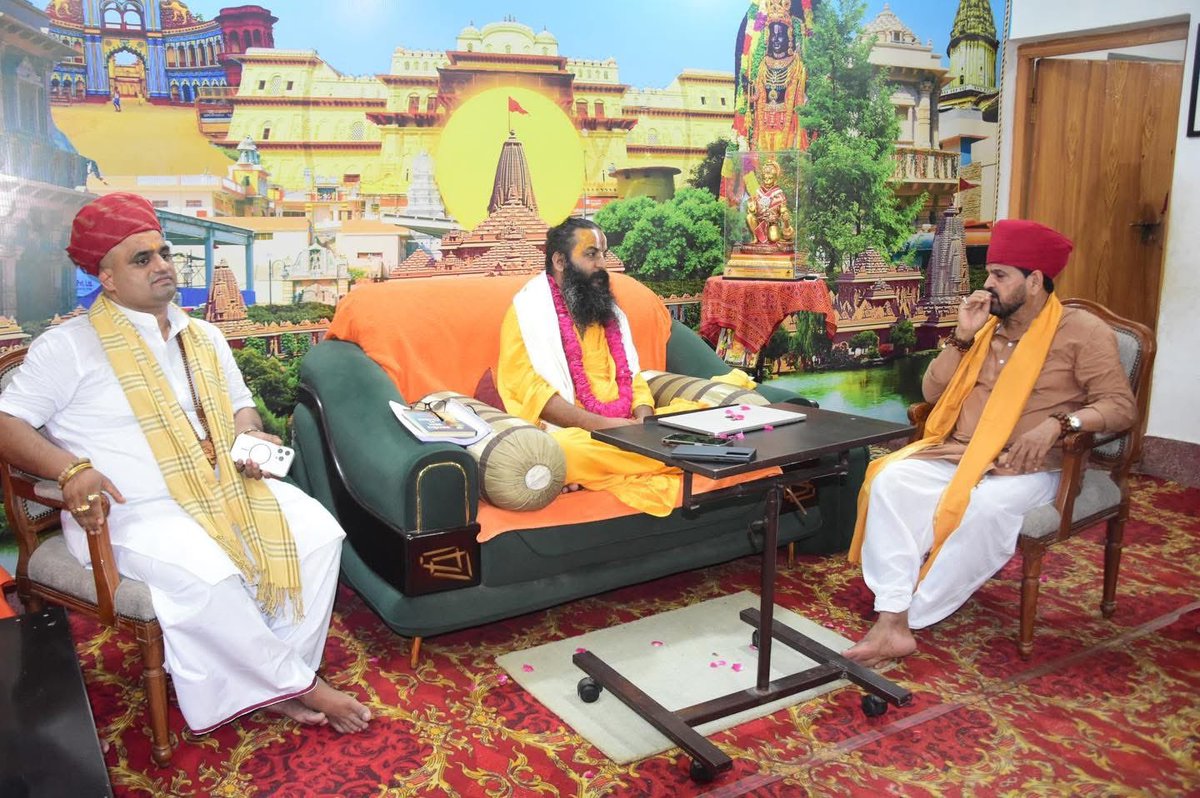 b_bhushansharan's tweet photo. आज आयोध्या नगरी के गोला घाट श्री हनुमत निवास अंतर्गत पूज्य महंत श्री मिथिलेश नंदिनी शरण जी महाराज के श्री सम्मुख उपस्थित होकर उनका पावन सानिध्य प्राप्त किया ।।

#Ayodhya #UP #Brijbhushansharansingh https://t.co/FaOyShBkNX