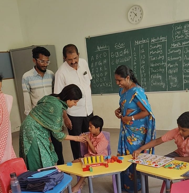 BharathiReddyYS's tweet image. Yesterday, on YSR Mama Garu’s 76th birth anniversary, I had a heartwarming interaction with the students of Venkatappa Memorial School in Pulivendula. Their energy, discipline, and dreams truly reflect the values Mama stood for.
#YSR #Pulivendula #Education #YSJagan #YSRLivesOn