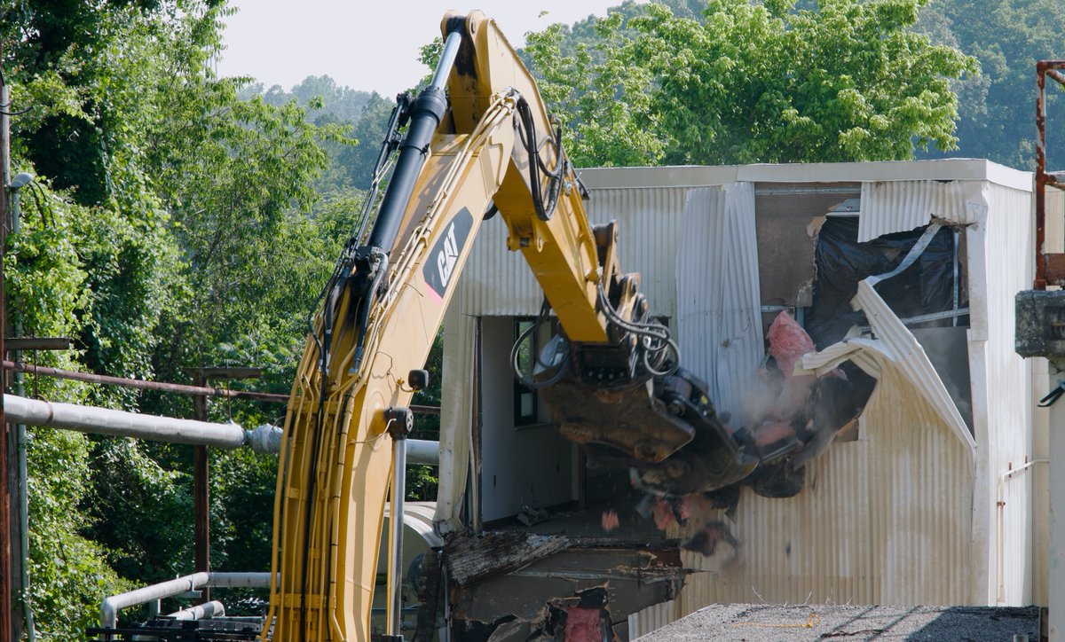 For the first time ever, <a href="/UCOR_TN/">UCOR</a> cleanup crews are conducting more than one demolition project simultaneously at <a href="/ORNL/">Oak Ridge Lab</a>. We have amazing employees that are pushing our mission forward at an impressive pace, enabling modernization and new growth.
energy.gov/em/articles/fi…